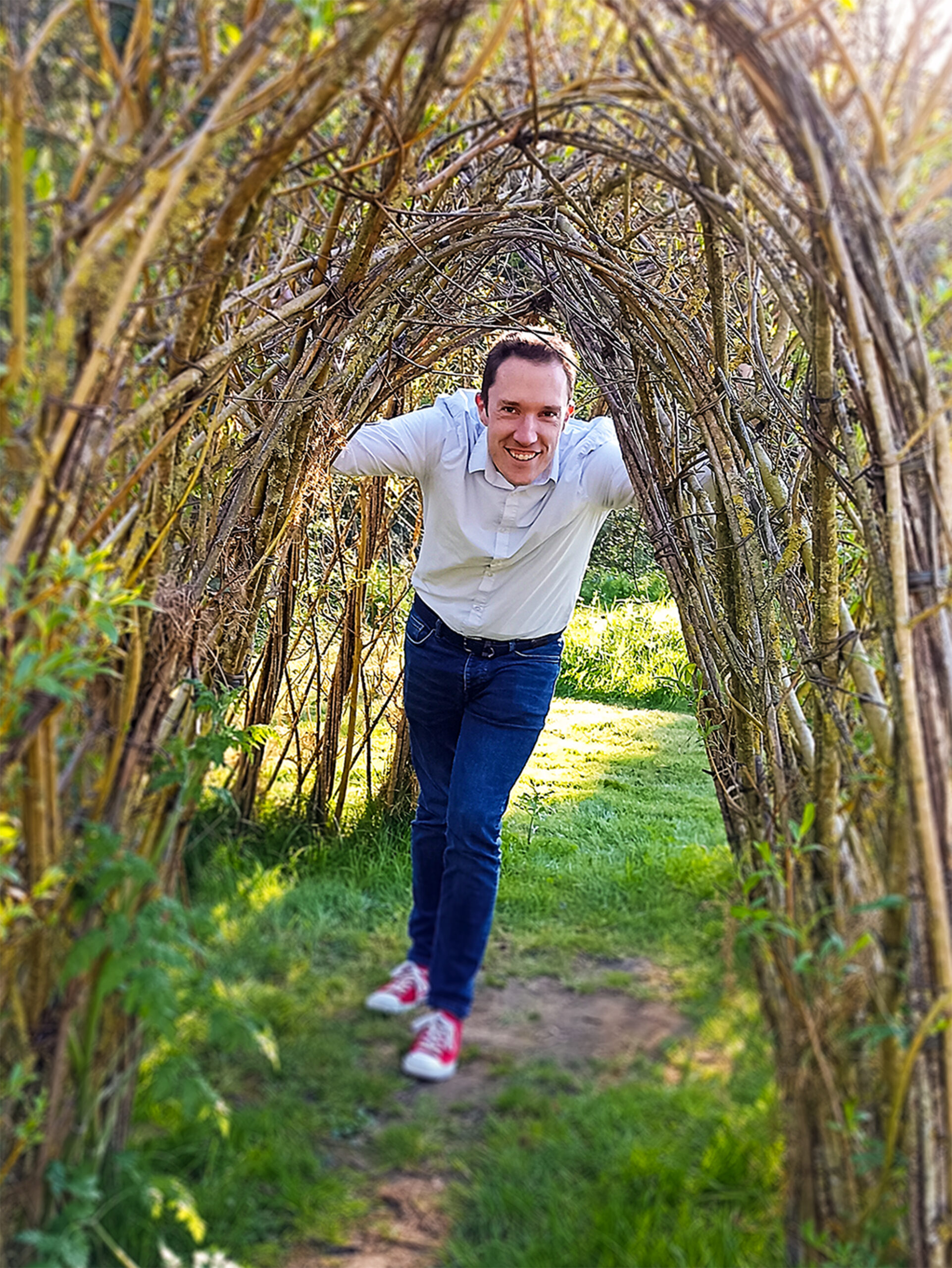 Mathieu Freslon dans un parc en extérieur, vous regarde confiant et souriant.