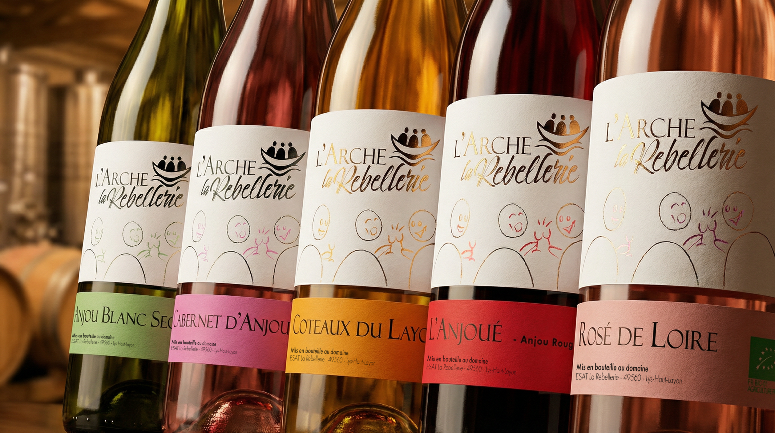 Le noir à chaud, la déclinaison couleur et la qualité papier sont visibles sur les étiquettes des vins de milieu de gamme.