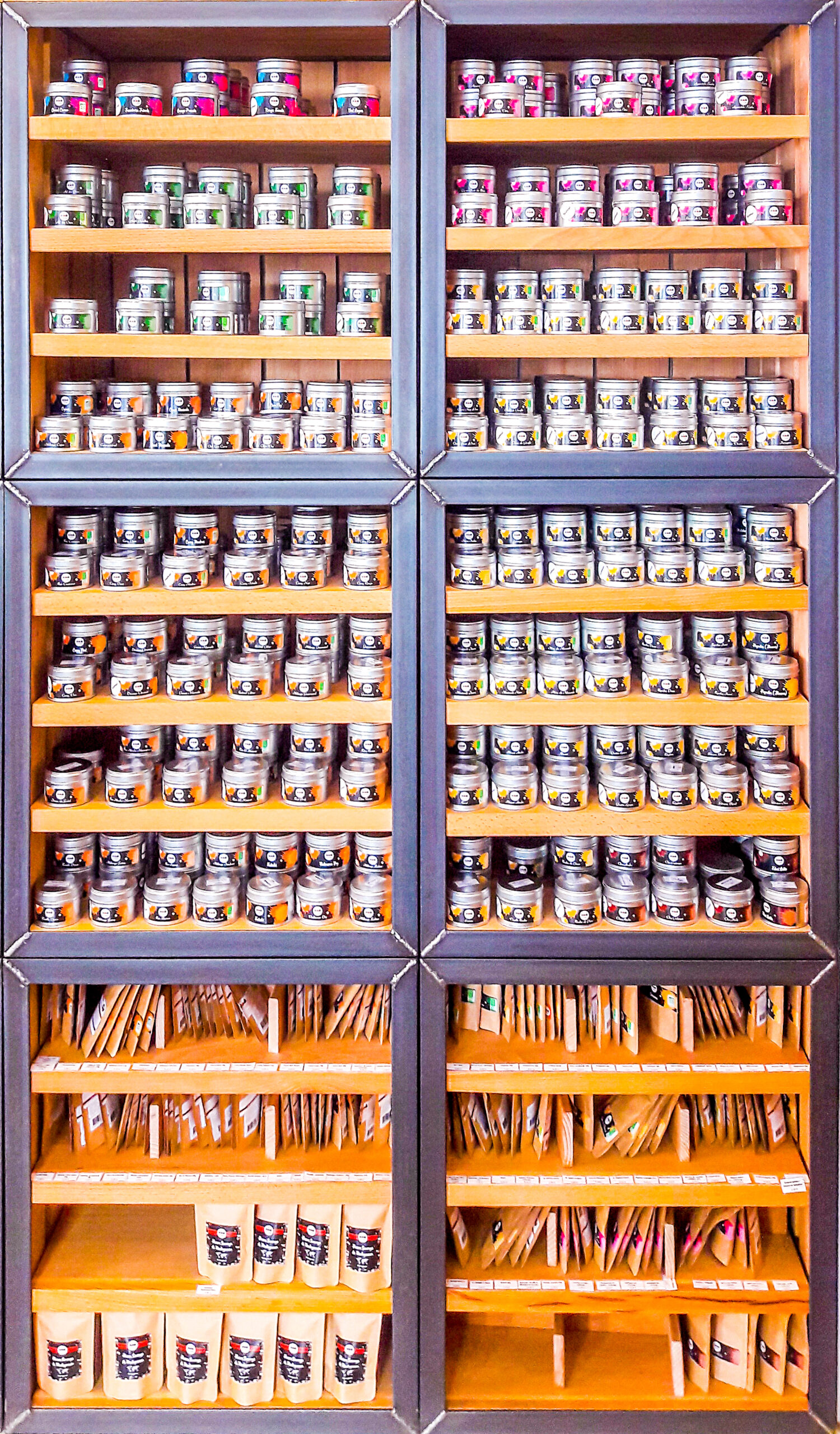 Vitrine de magasin remplie des boites et sachets recharges d'épices étiquetés selon la nouvelle charte graphique.
